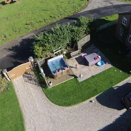 Welsh Cottage With Hot Tub - Jubilee House Wrexham Exterior photo