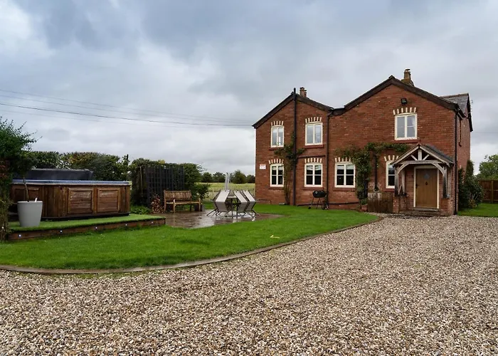 Welsh Cottage With Hot Tub - Jubilee House