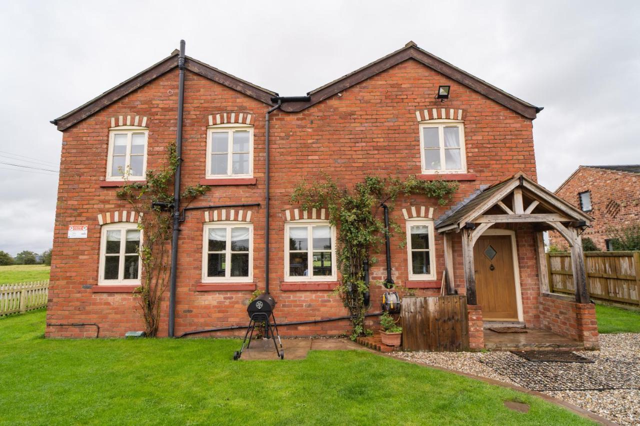Holiday home Welsh With Hot Tub - Jubilee House Wrexham