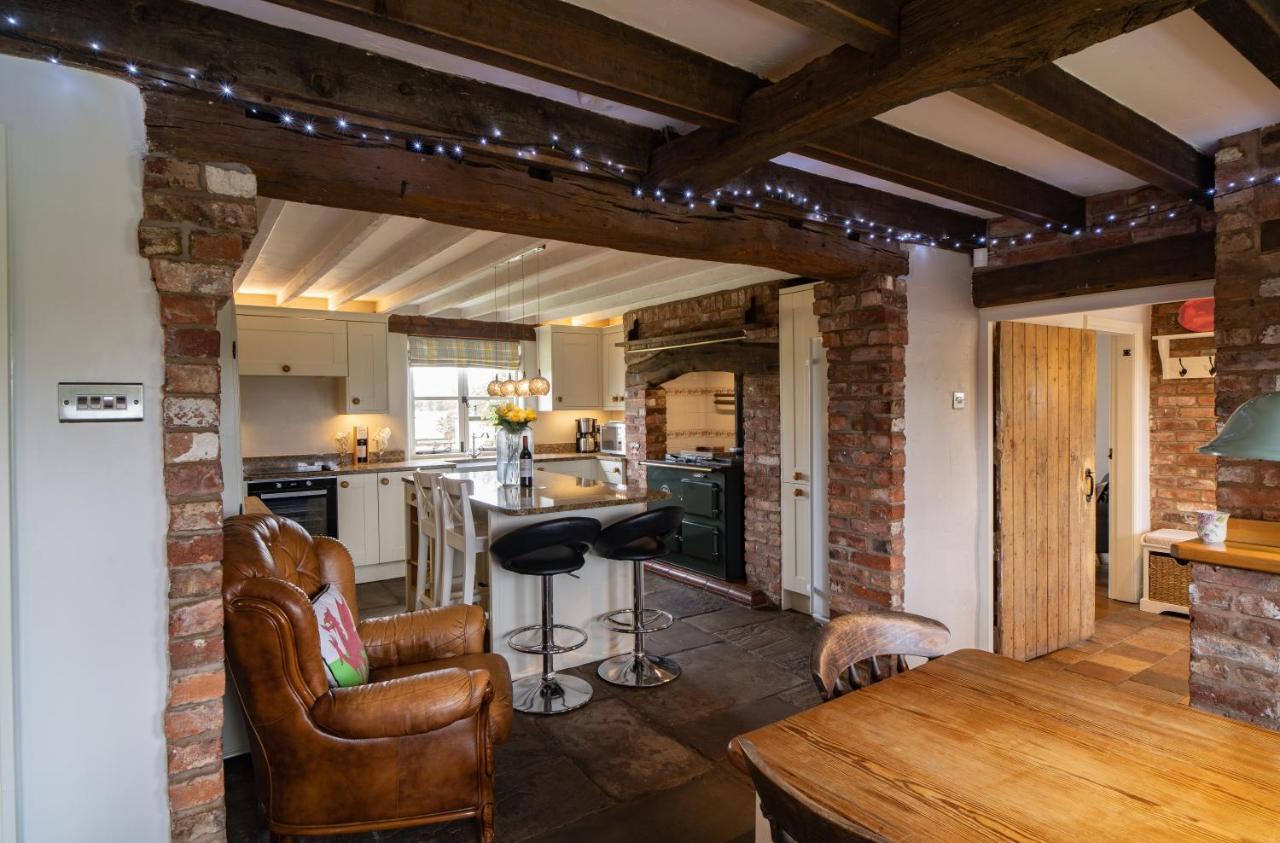 Welsh With Hot Tub - Jubilee House Wrexham